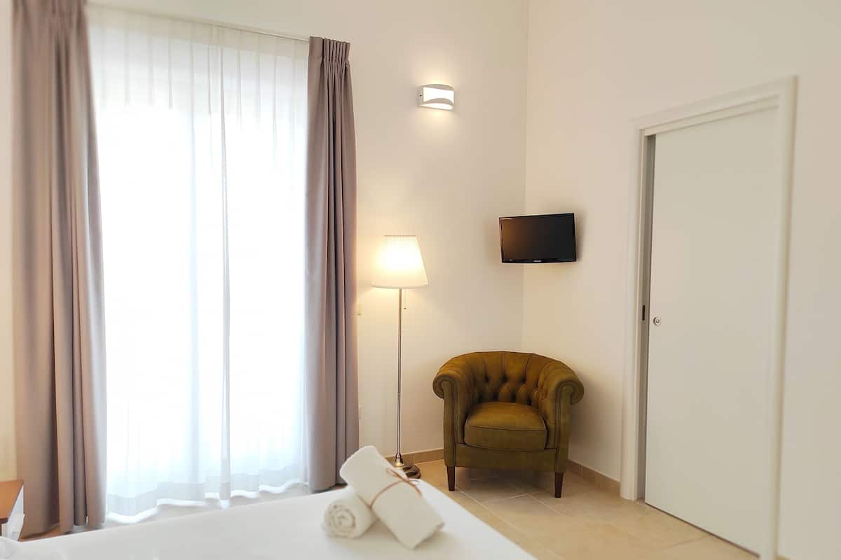 1 bedroom, premium bedding, down duvets, minibar