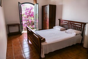 Habitació doble estàndard, vistes al mar | Planxa i posts de planxar, llits addicionals i wifi gratuïta