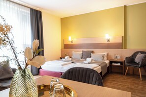 Hypo-allergenic bedding, individually decorated, desk, laptop workspace - Gästehaus Zehmerhof (Walpertskirchen)