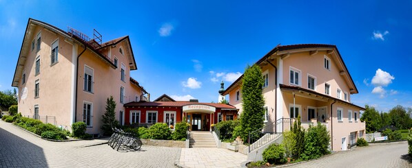 Vista frontal de la propiedad