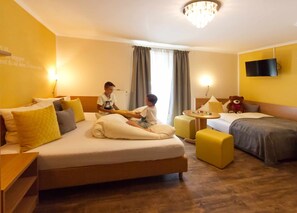 Habitación cuádruple | 1 habitación, ropa de cama hipoalergénica y decoración personalizada