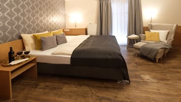 Doppel- oder Zweibettzimmer | 1 Schlafzimmer, Allergikerbettwaren, individuell dekoriert, Schreibtisch