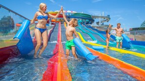 A water park with multiple slides and water features. - Gästehaus Zehmerhof (Walpertskirchen)