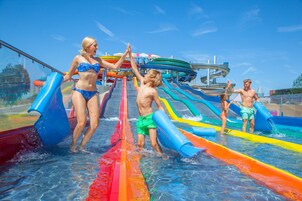 Parque aquático com várias escorregas e atrações aquáticas.