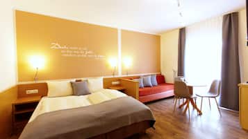 Dreibettzimmer | 1 Schlafzimmer, Allergikerbettwaren, individuell dekoriert, Schreibtisch