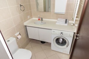 Appartement, 2 chambres | Salle de bain | Douche, articles de toilette gratuits, sèche-cheveux