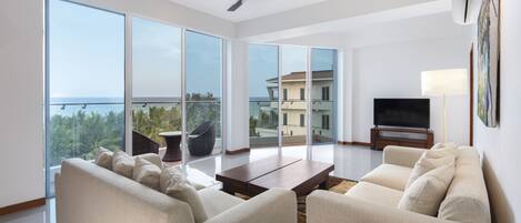 Appartement Luxe, plusieurs lits, accessible aux personnes à mobilité réduite, vue océan | Salle de séjour