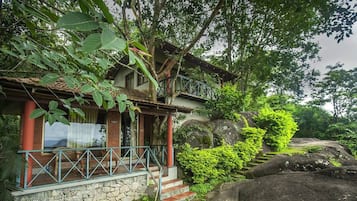 Quarto standard, 1 cama Queen, acessível, vista para o vale | Edredons de pluma, camas com colchões de espuma com sistema de memória