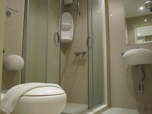 Shower, free toiletries, towels - Westerly Hill Guesthouse (Pattaya)
