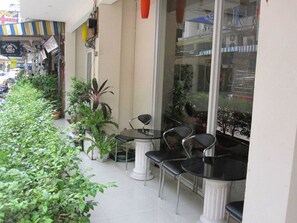 Terrace/patio - Westerly Hill Guesthouse (Pattaya)