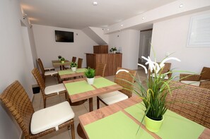 Buffet déjeuner gratuit tous les jours