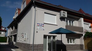 Un edificio con un letrero que dice "HEVIZI TOPARK PANZIO", indicando un estacionamiento.