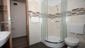 Chambre Double Standard, balcon (Rooftop Attic) | Salle de bain | Douche, serviettes fournies
