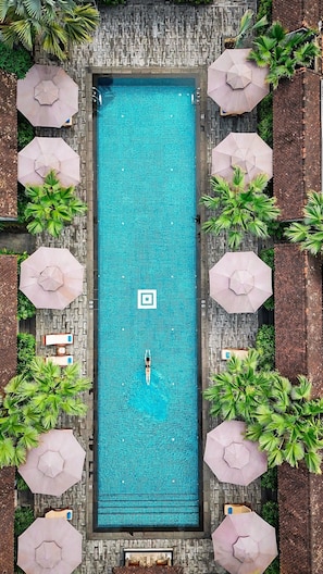 2 outdoor pools