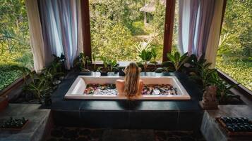 Salas de tratamiento para parejas, un sauna, una bañera de hidromasaje