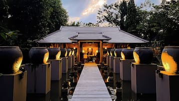 Salas de tratamiento para parejas, un sauna, una bañera de hidromasaje