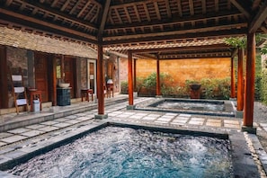 Minibar, caja de seguridad en la habitación y escritorio