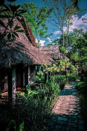 Couples treatment room(s), sauna, hot tub, steam room