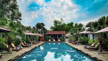 Minibar, caja de seguridad en la habitación y escritorio