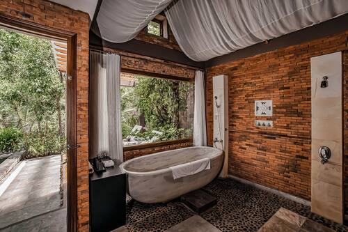 Combined shower/bathtub, rainfall showerhead, designer toiletries