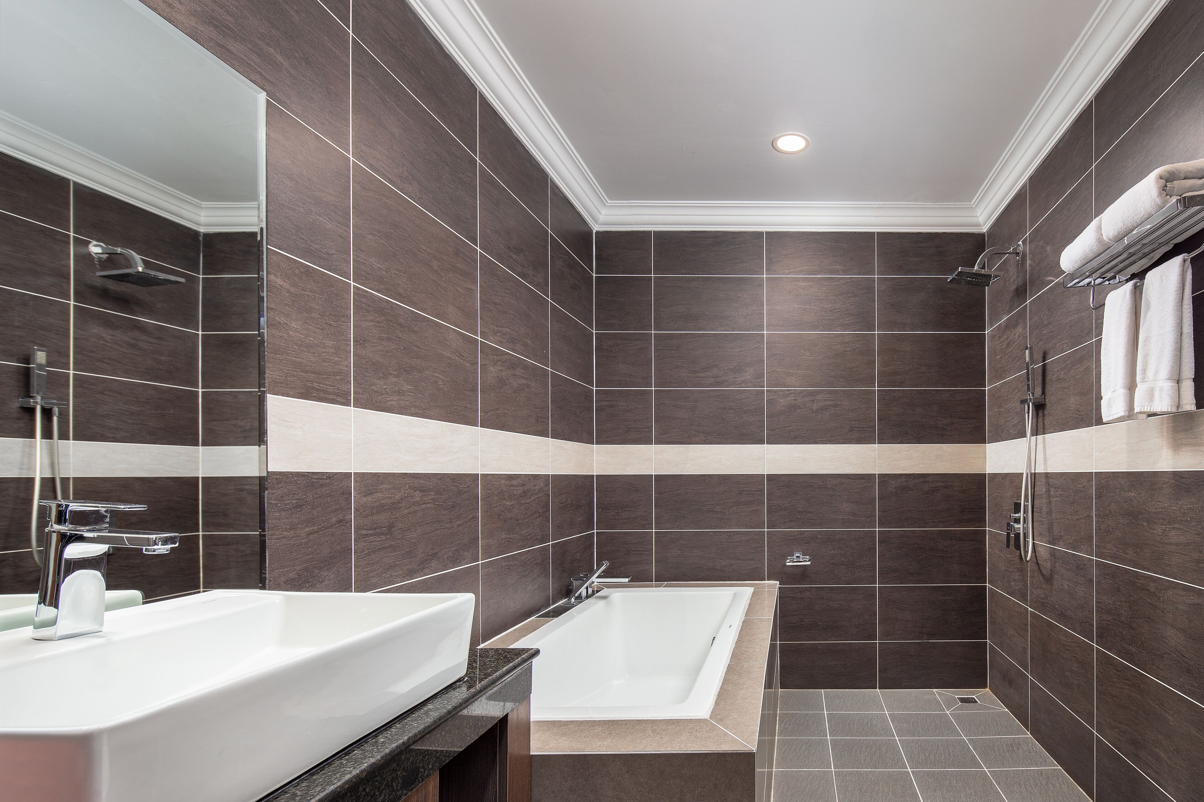 grand suite, 1 king bed, city view | bathroom | free toiletries, hair dryer, bathrobes, slippers