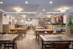 Daily buffet breakfast (USD 11 per person) - HM Grand Central Hotel (Phnom Penh)