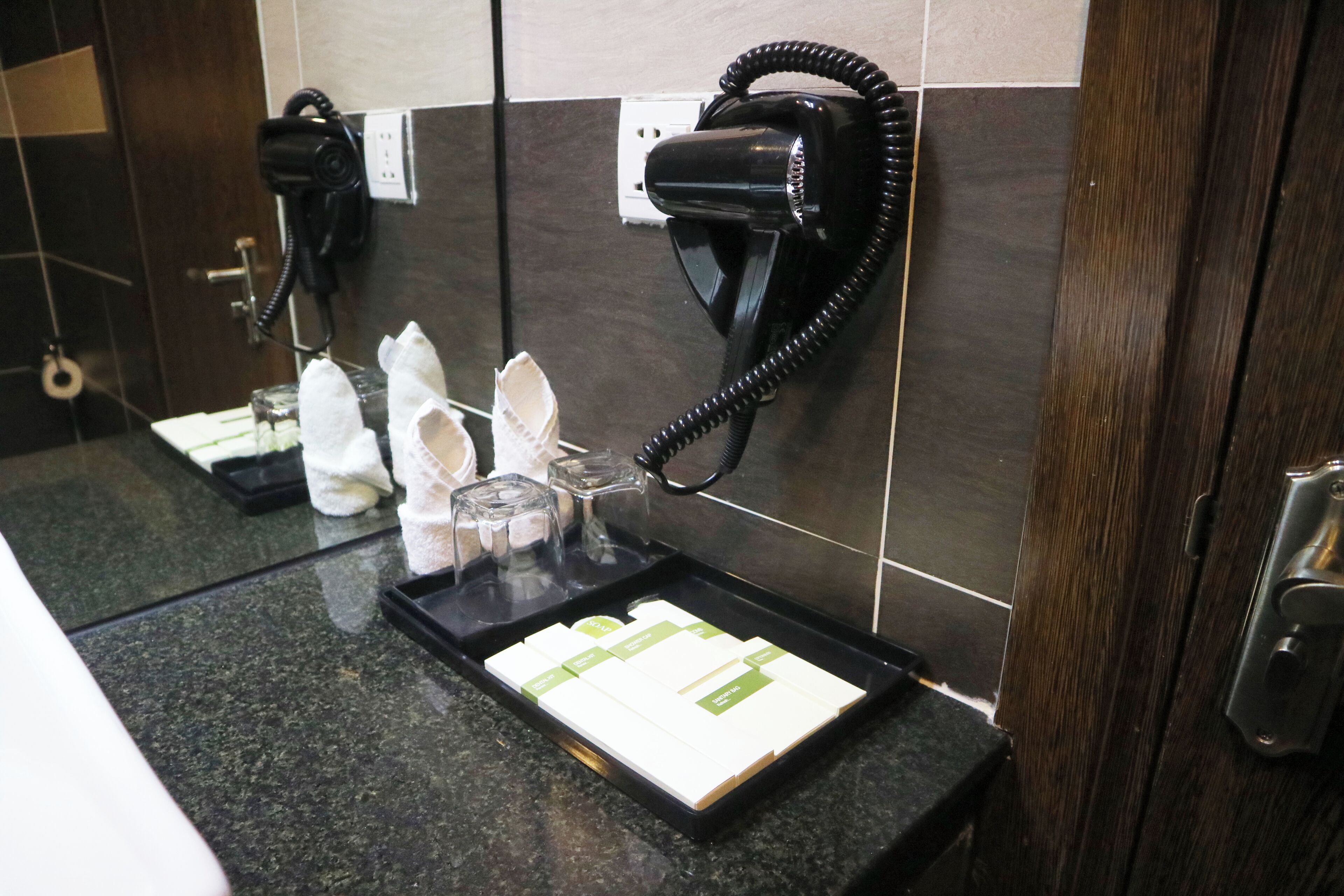 deluxe double room | bathroom | free toiletries, hair dryer, bathrobes, slippers