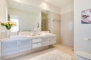 House, 3 Bedrooms | Bathroom | Combined shower/tub, hair dryer, towels - Glamour on Gulls (Sorrento)