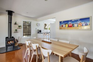 House, 4 Bedrooms (1 Queen. 1 Double, 1 Tri-bunk) | In-room dining
