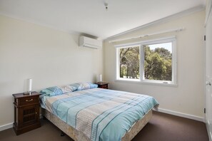 House, 4 Bedrooms (1 Queen. 1 Double, 1 Tri-bunk) - Harleian Beach House (Blairgowrie)