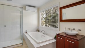 Unclassified image, 2 of 15, button - Harleian Beach House (Blairgowrie)