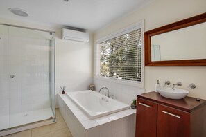 Ferienhaus, 4 Schlafzimmer (1 Queen. 1 Double, 1 Tri-bunk) | Badezimmer | Badewanne und Dusche (separat), Haartrockner, Handtücher