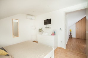 Apartamento clásico | 1 dormitorio y espacio para trabajar con un portátil