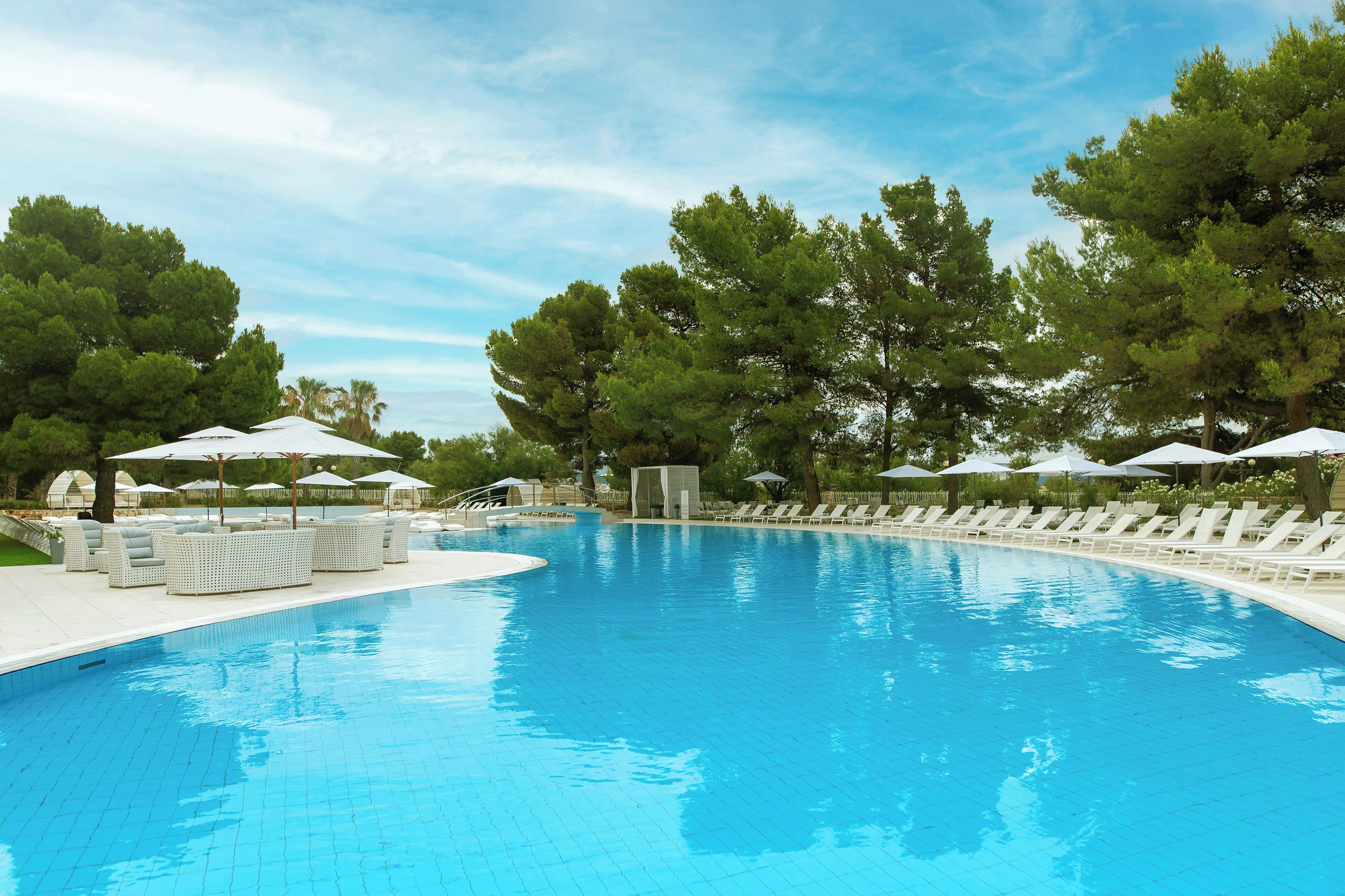 室内游泳池，室外游泳池，08:00 至 20:00 开放，日光浴躺椅