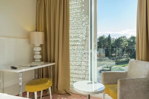 Double or Twin Room 22m² Courtyard/Park View with French Balcony | Vue sur la cour