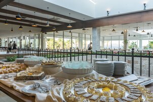 Daily buffet breakfast for a fee