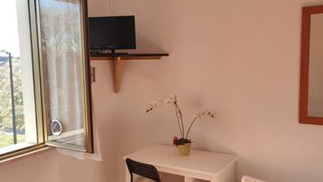 Single with shared bathroom | Desk, bed sheets