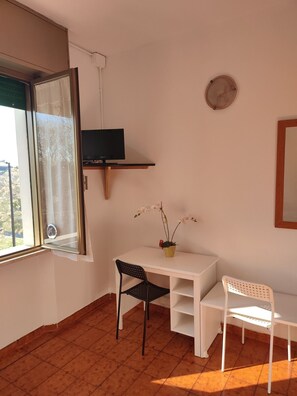 Single with shared bathroom | Desk, bed sheets - Albergo Italia (Reggio nell'Emilia)