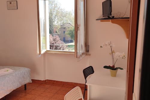 Bureau, literie fournie