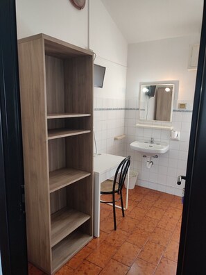 Single with shared bathroom | Schreibtisch, Bettwäsche