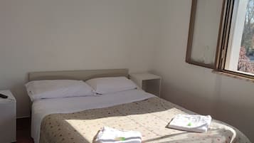 Double Room, Non Smoking | Desk, bed sheets