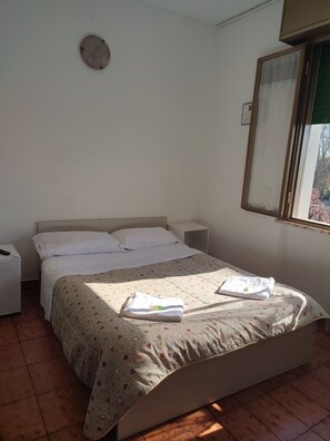 Kamar Double, Bebas Asap Rokok | Meja kerja dan seprai linen