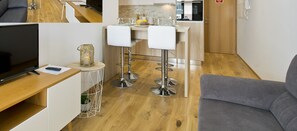 Apartment Superior 4 with Balcony | Living area | 80-cm flat-screen TV with satellite channels, TV - OTF - Porto Centro (Porto)