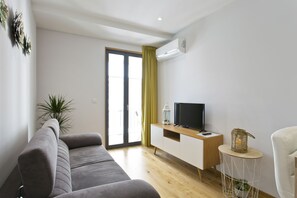 Apartment Superior 4 with Balcony | Living area | 80-cm flat-screen TV with satellite channels, TV - OTF - Porto Centro (Porto)
