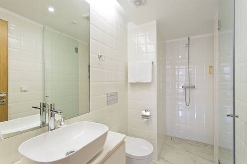 Shower, rainfall showerhead, free toiletries, hair dryer