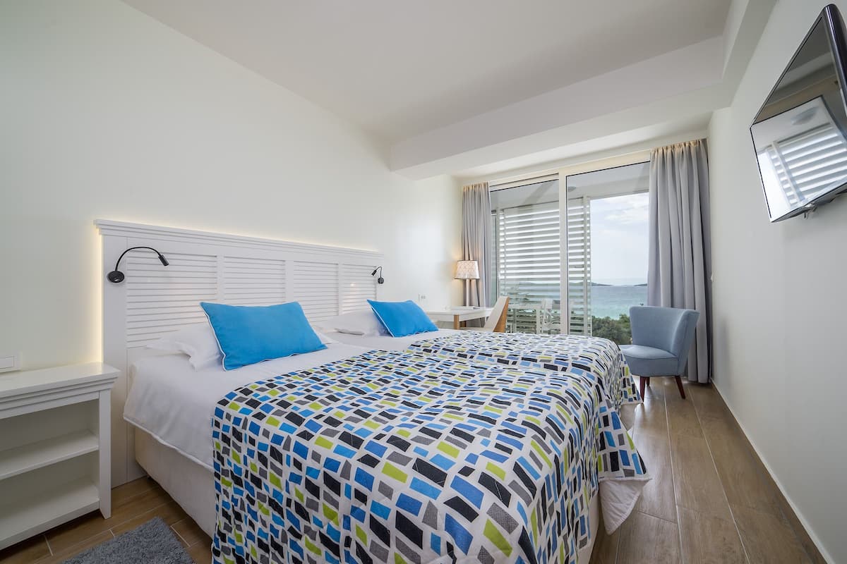 Double Room 22m² Sea View with Balcony | ตู้นิรภัยในห้องพัก, Wi-Fi ฟรี, ผ้าปูที่นอน