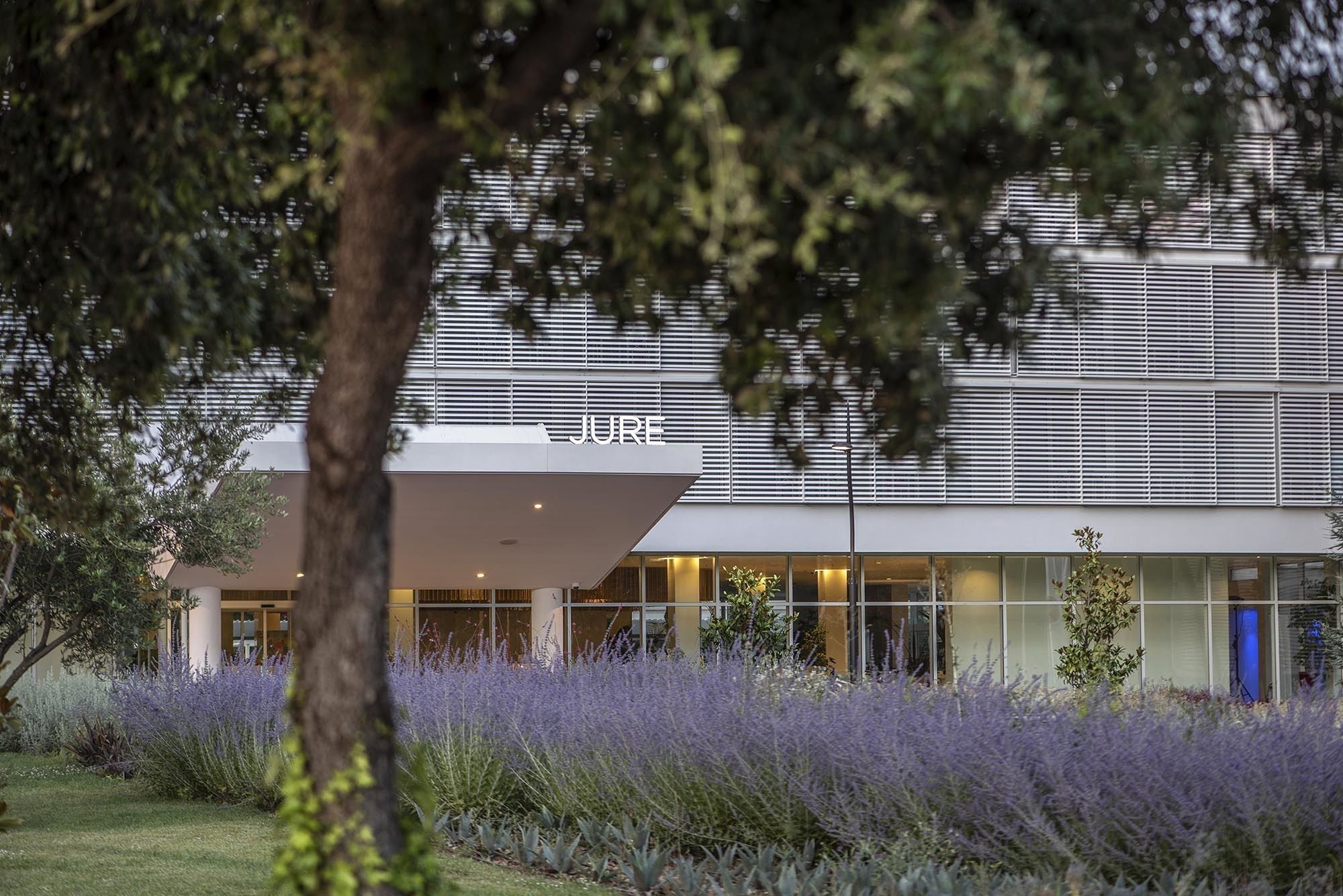 Vista frontal de la propiedad