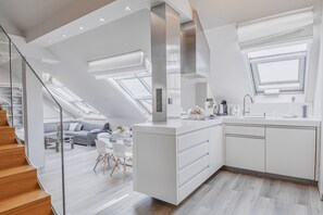 Cafetera/tetera, refrigerador, microondas, horno