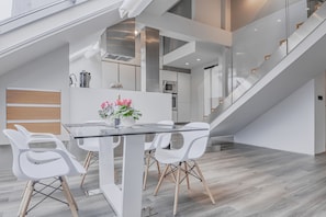 Deluxe-Apartment | Wohnbereich | 40-Zoll-Flachbildfernseher mit Kabelempfang, Fernseher