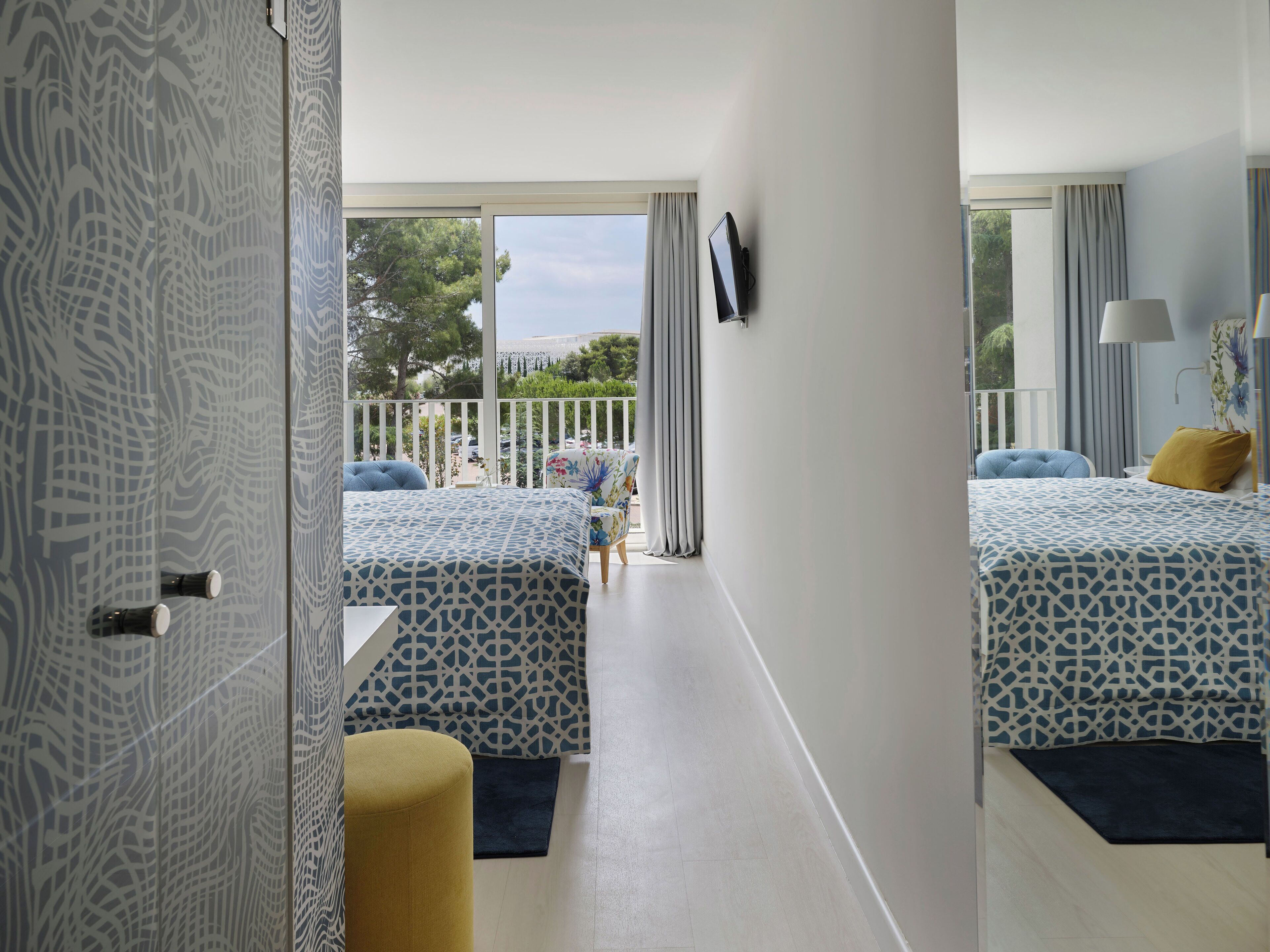 Family Room 31m² Courtyard/Park View with French Balcony